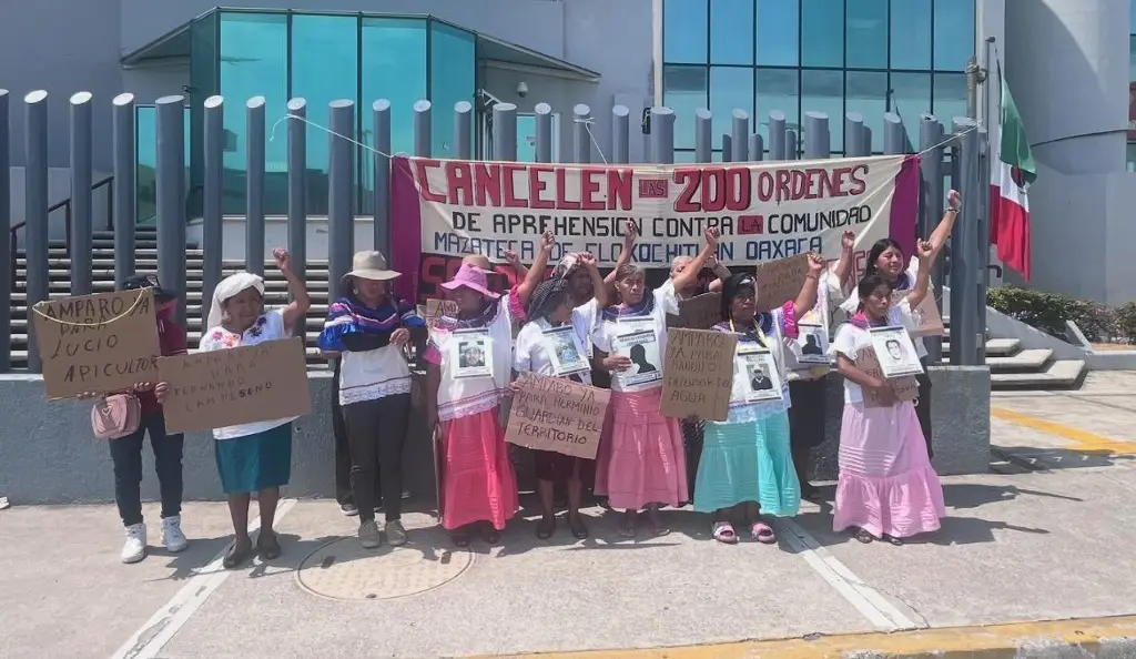 Imagen Mujeres mazatecas exigen justicia y se manifiestan en el Poder Judicial de la Federación en Boca del Río