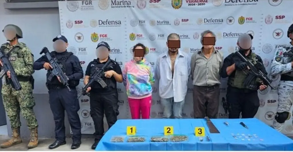 Imagen Xalapa: Caen 3 con drogas y armas en cateo 