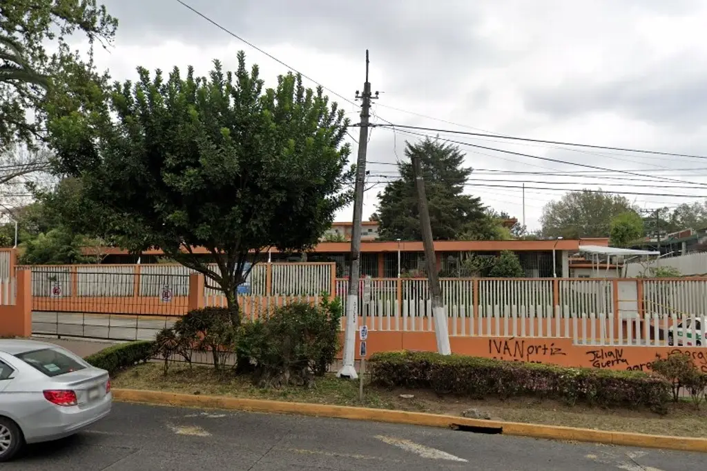 Imagen Reportan caída de estudiante del tercer piso de la Técnica 3 en Xalapa