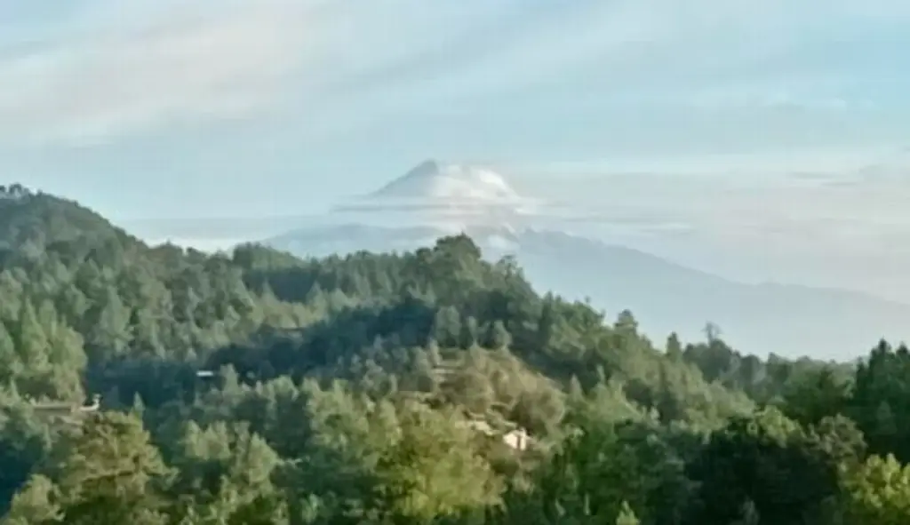 Imagen ¡En plena temporada de calor! Pico de Orizaba es captado cubierto de nieve 