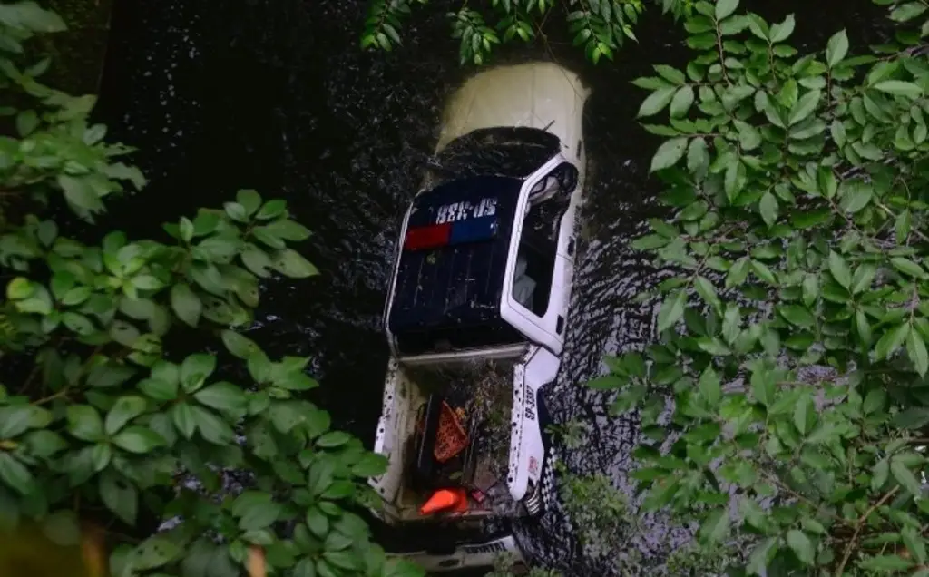 Imagen Mueren dos elementos de SSP tras caída de patrulla a barranca en Teocelo 