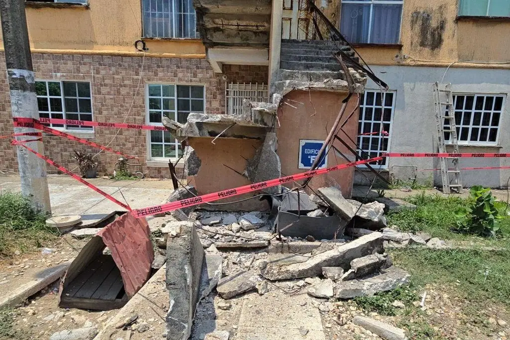 Imagen Se derrumbó escalera en edificio de departamentos en Coatzacoalcos