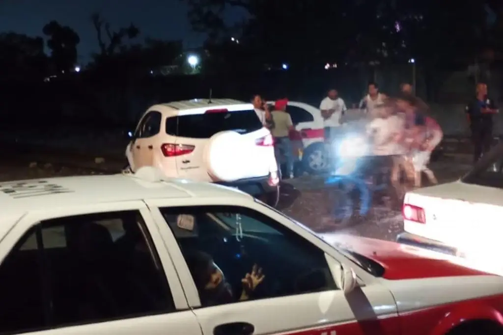 Imagen Tren impacta y arrastra camioneta cerca de la avenida Yáñez en Veracruz