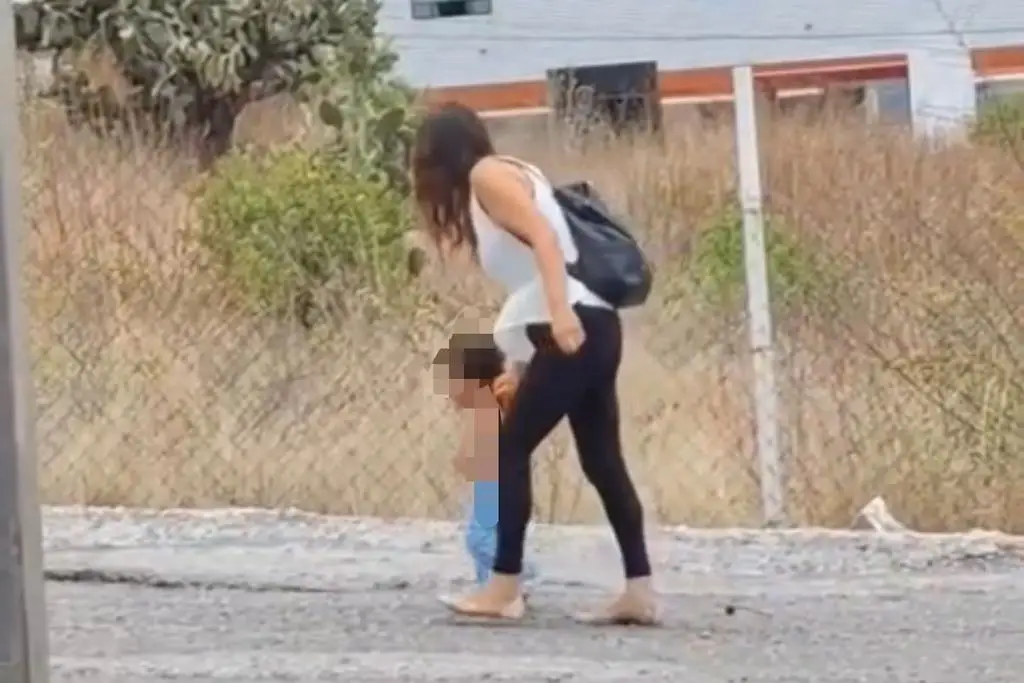 Imagen  Mujer agrede a su sobrino en plena calle y termina arrestada  