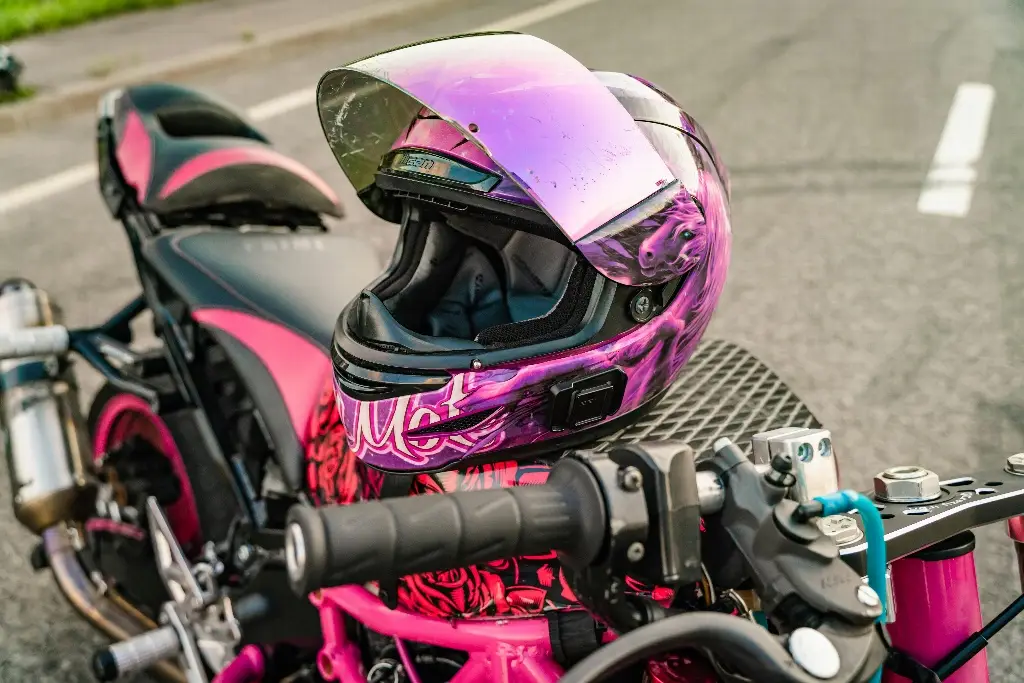 Imagen ¿Cuál es el casco recomendado para los motociclistas? Esto señala experto 