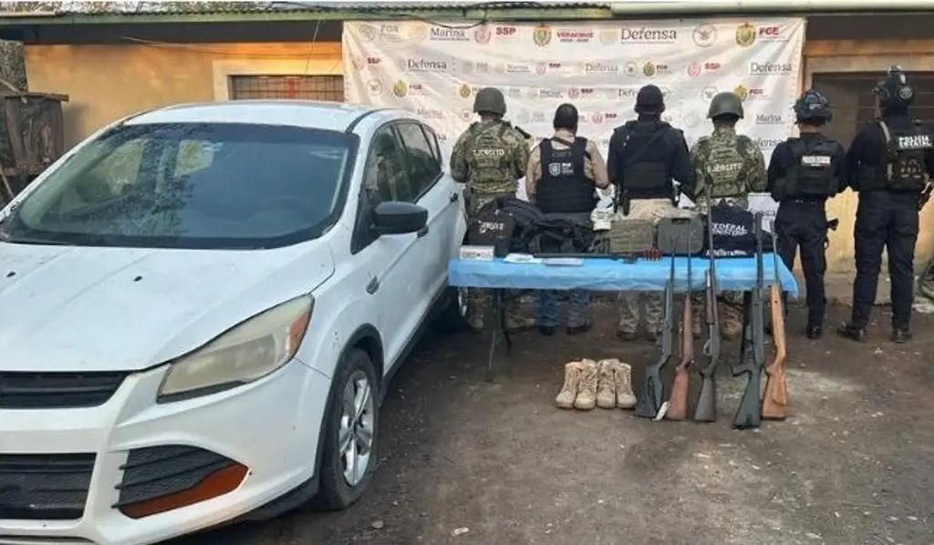Imagen Tierra Blanca: Aseguran armas largas, inhibidor de señal, equipo táctico y un auto