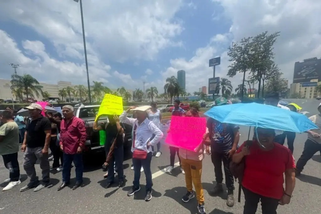 Imagen Padres de familia y docentes exigen a SEV contratar personal de intendencia y administrativo