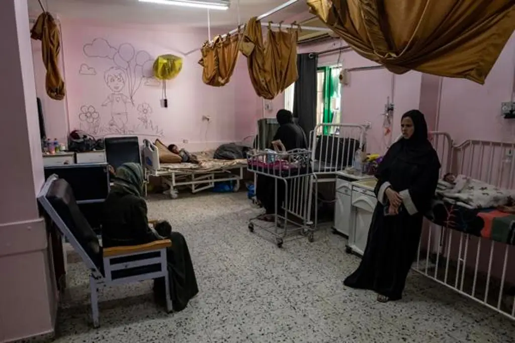 Imagen Individuos armados saquean medicinas y equipo médico en hospital americano en Gaza