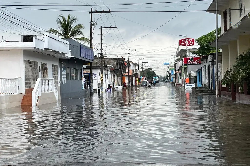 Imagen Lluvia sorprende e inunda colonias de Veracruz