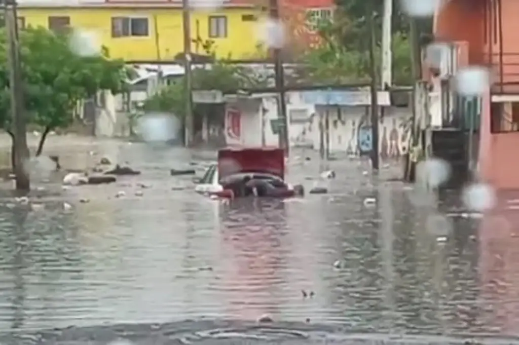Imagen Captan taxi a punto de ser 'tragado' por el agua en colonia de Veracruz (+video) 