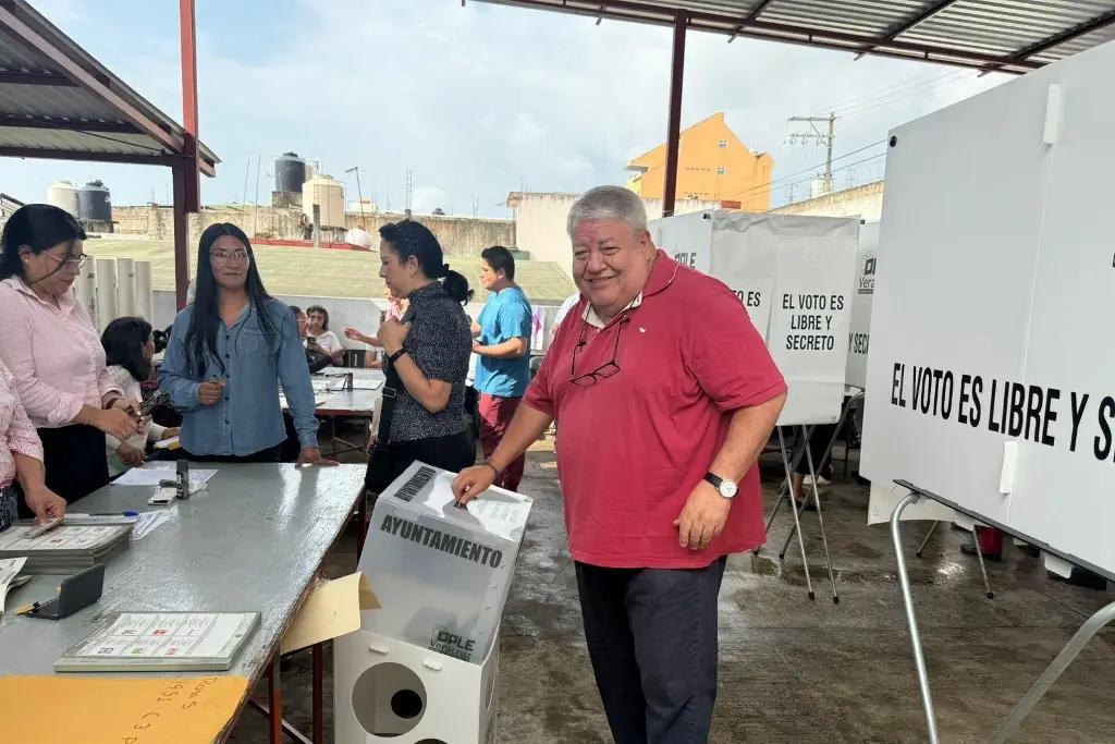Imagen Senador Manuel Huerta vota en Xalapa por alcaldía y elección judicial