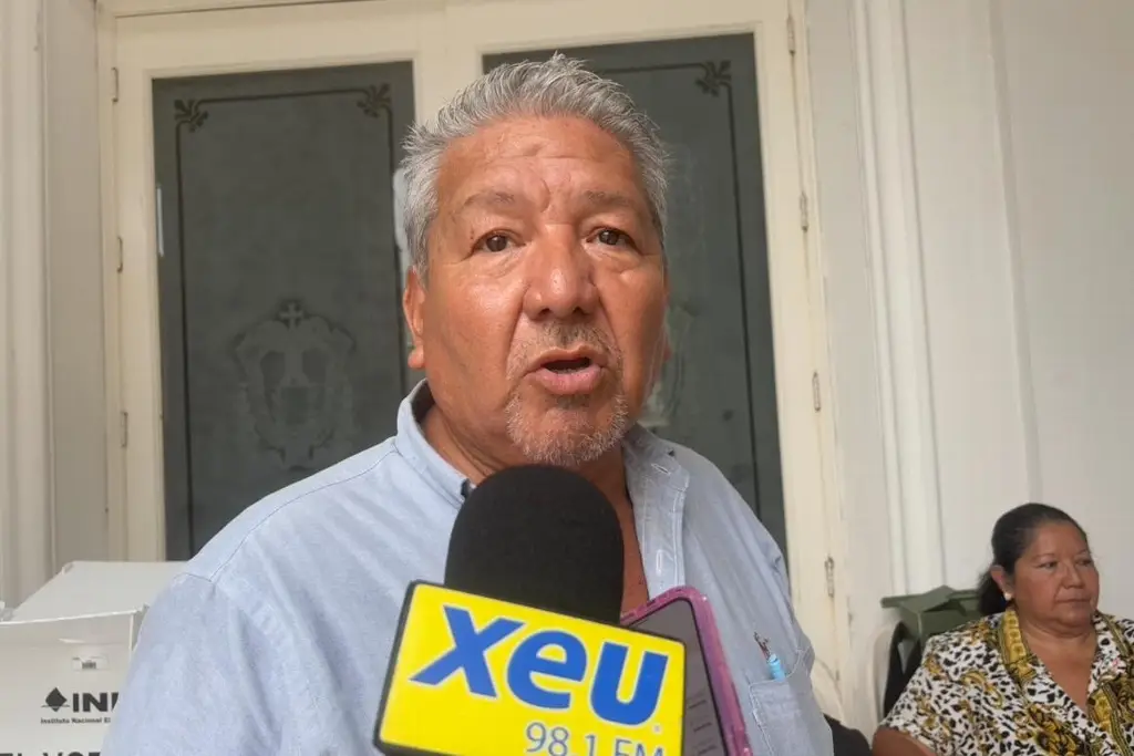 Imagen Funcionarios de casilla del exterior del Teatro Clavijero no tienen baño, piden les permitan ingreso 