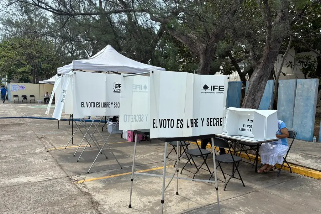 Imagen Reciclan material de elecciones pasadas; hay mamparas del IFE