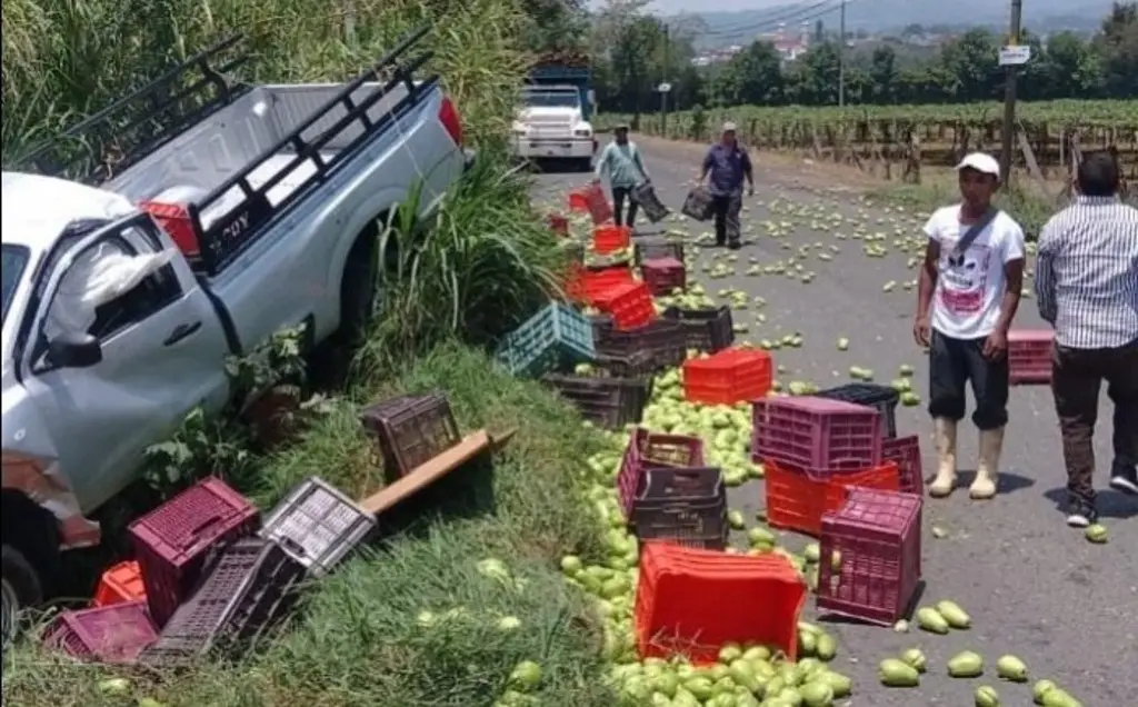 Imagen Camioneta cargada de chayote choca con auto en la Fortín-Huatusco; hay un muerto