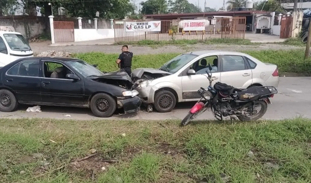 Imagen Carros chocan de frente en carretera de Veracruz 