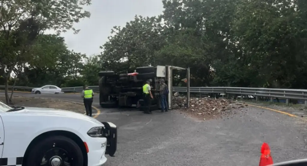 Imagen Se registra aparatosa volcadura de tráiler cerca del Aeropuerto de Veracruz 