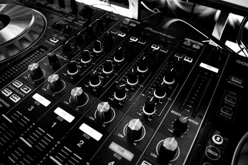 Imagen Principales discográficas negocian por derechos de licencia de música de IA
