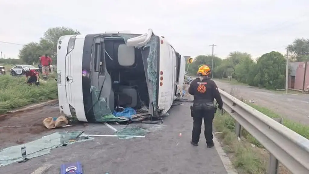 Imagen Deja 11 muertos y 21 lesionados volcadura de autobús de pasajeros en Nuevo León
