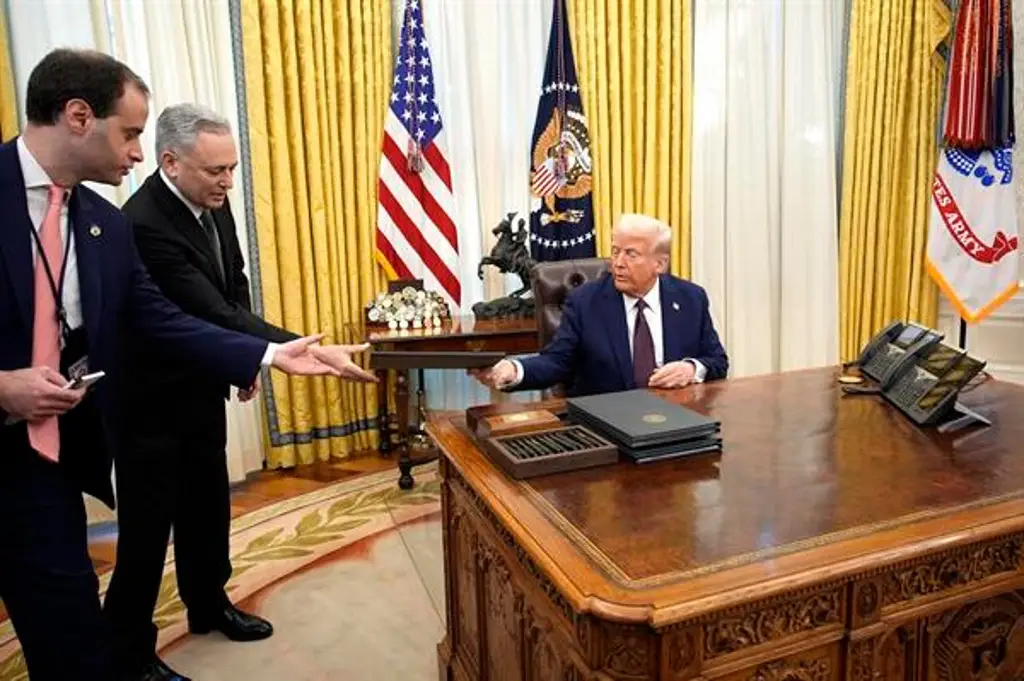 Imagen Firma Trump aumento a aranceles de aluminio y acero al 50% para México y Canadá
