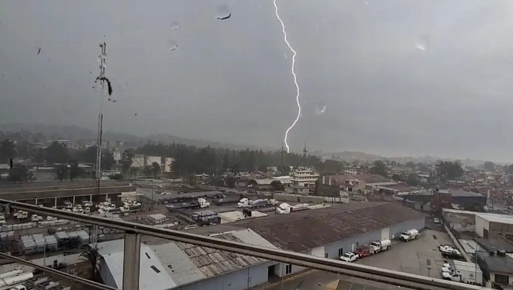 Imagen Captan impactante rayo que cae en Xalapa, Veracruz 