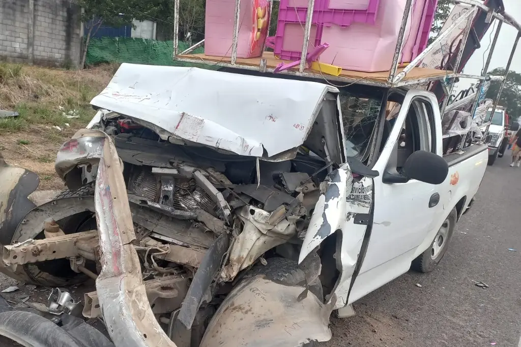 Imagen Muere conductor tras chocar contra un tráiler estacionado en la Veracruz - Xalapa