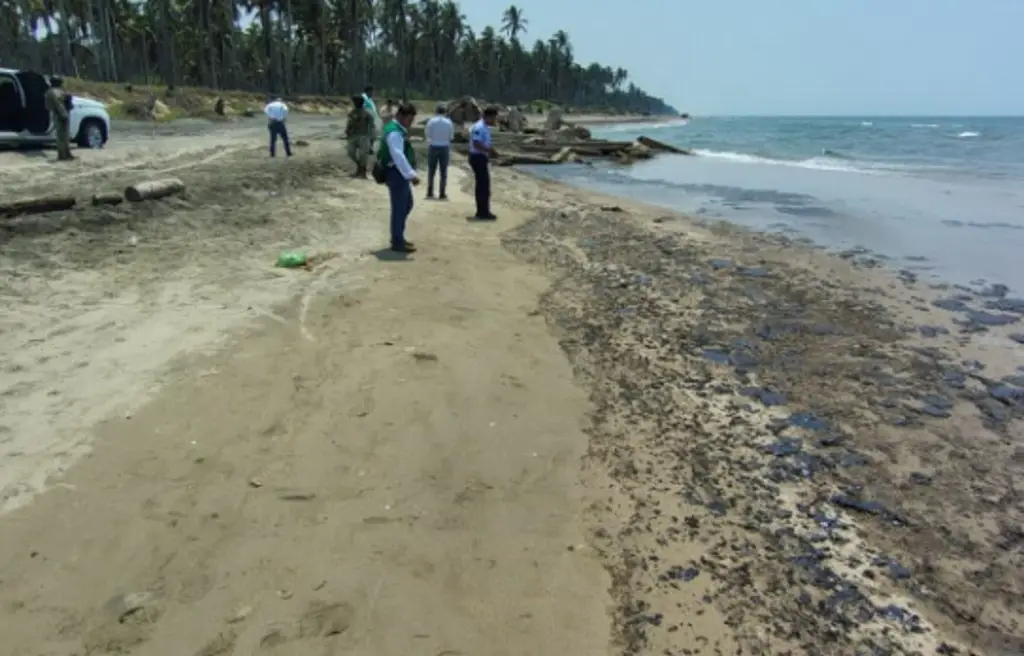 Imagen Tras derrame de hidrocarburo en costas de Tabasco, Pemex dialogará con pescadores