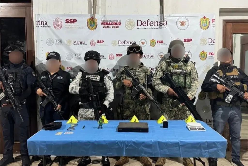Imagen Aseguran esposas, pipas y más en cateo en Córdoba 