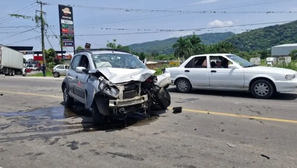 Imagen Se registra aparatoso accidente en carretera de Veracruz; hay un lesionado 