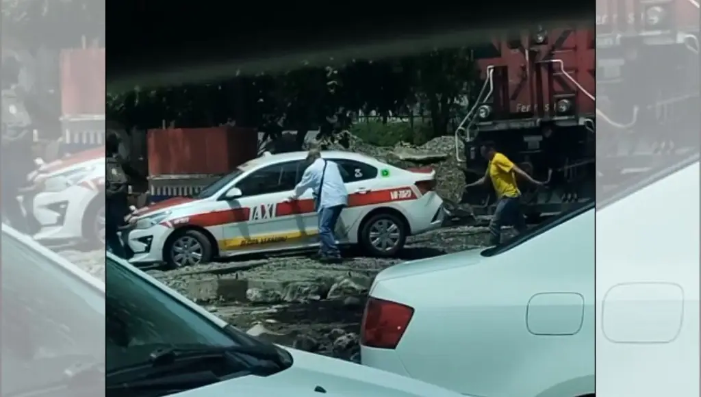 Imagen Tren a punto de llevarse autos cerca de la central de abastos de la ciudad de Veracruz (+VIDEO)