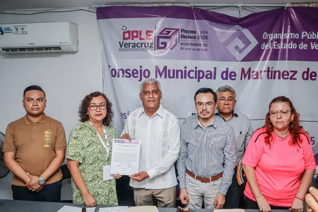 Imagen Entregan constancia de mayoría a Modesto Velázquez, alcalde electo de Martínez de la Torre