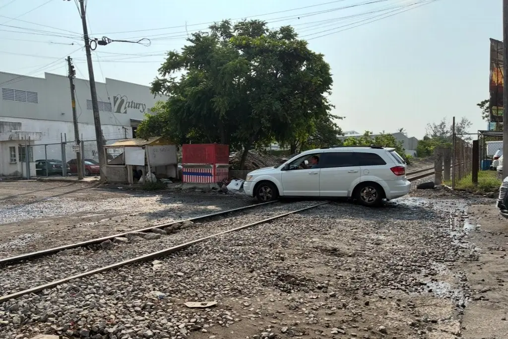 Imagen Piden locatarios de la Central de Abastos de Veracruz reparar zona de las vías del tren 