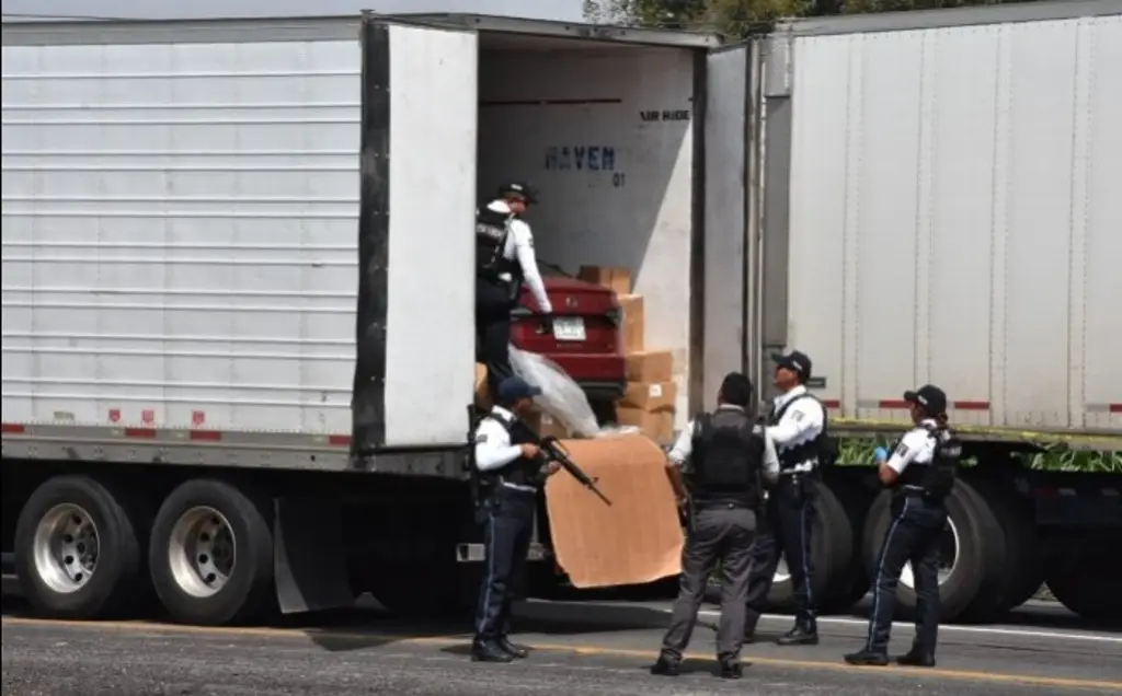 Imagen Recuperan tráiler robado cargado con vehículos en Orizaba; hay un detenido
