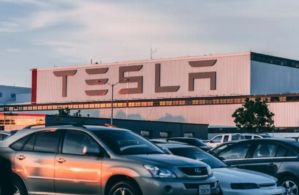 Imagen Acciones de Tesla se desploman 14% por fuerte disputa entre Elon Musk y Donald Trump