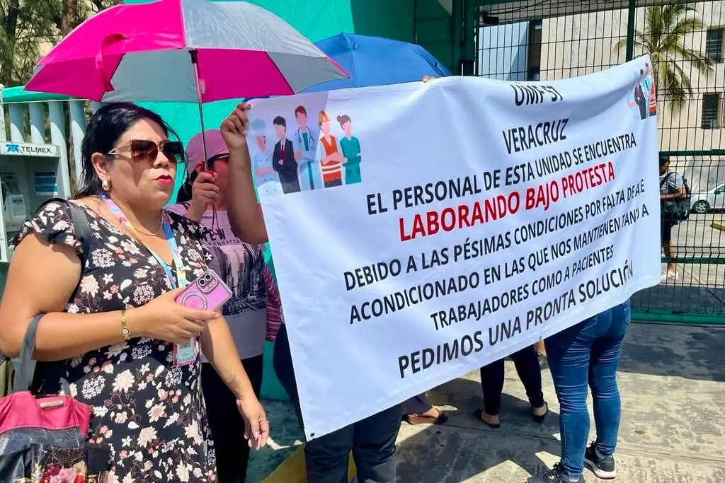 Imagen Personal de la clínica 57 del IMSS en Veracruz protestan por falta de aire acondicionado 