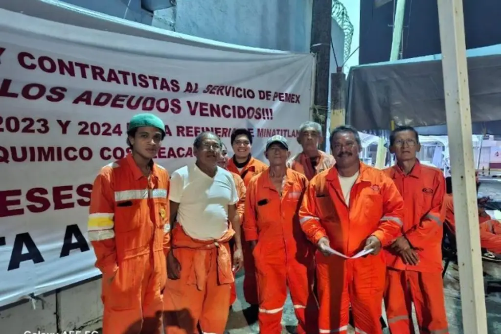 Imagen Contratistas y trabajadores de Pemex llevan 28 días exigiendo pagos en refinería de Minatitlán