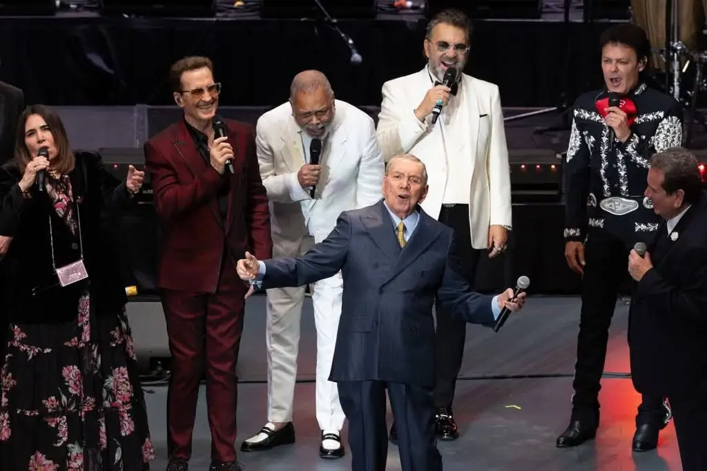 Imagen Marco Antonio Muñiz recibe emotivo y espectacular homenaje (+video/fotos)