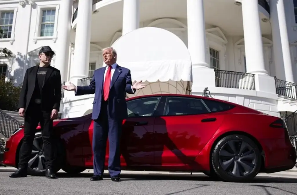 Imagen Trump planea vender el Tesla que compró a Musk, según la Casa Blanca
