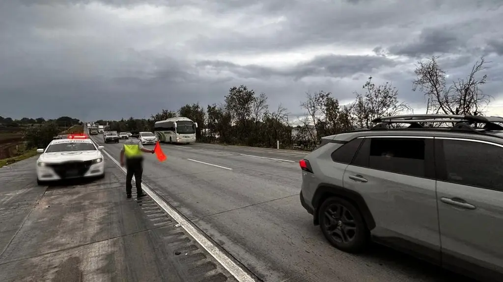 Imagen Vuelca tráiler sobre la autopista Veracruz-Cardel. Precaución