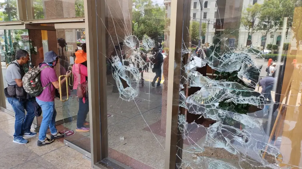 Imagen Manifestantes de la CNTE rompen vidrios e irrumpen en sede de la Secretaría del Bienestar