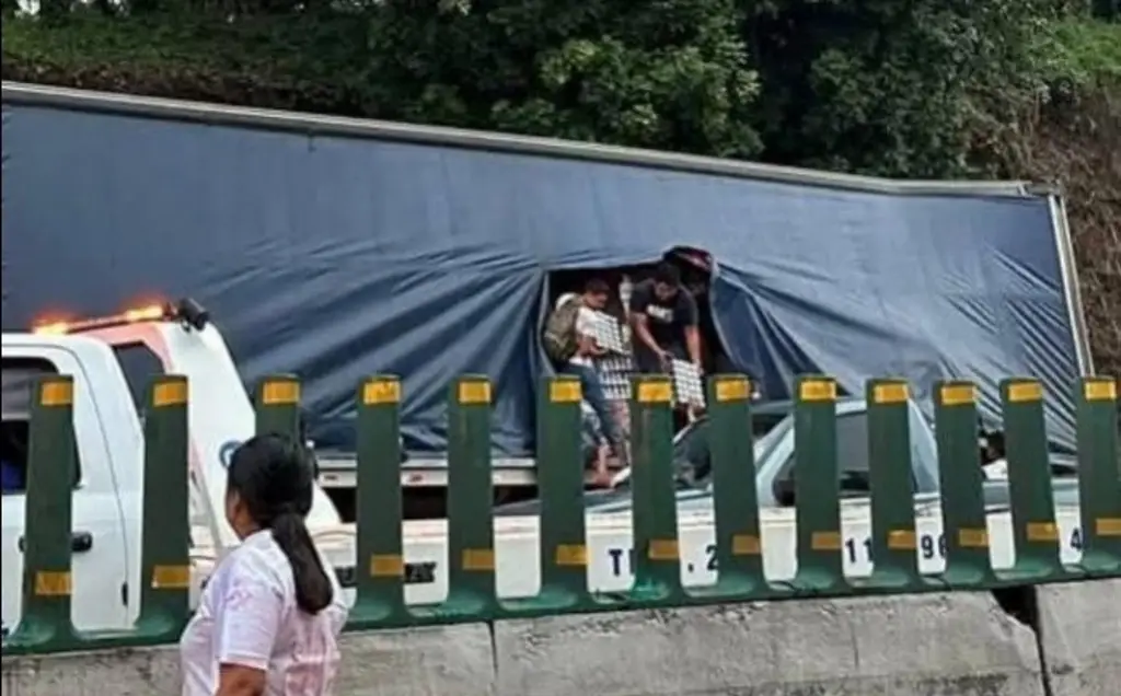 Imagen Tráiler cargado de cerveza sufre accidente en autopista de Veracruz; es vaciado por personas