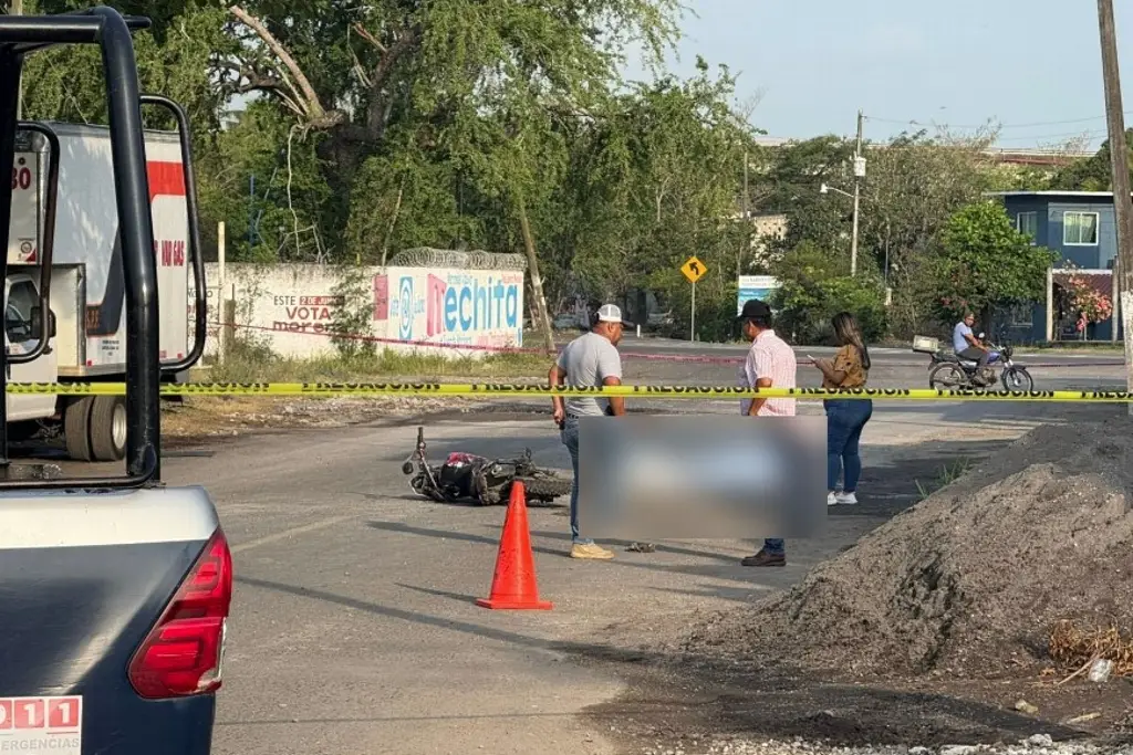 Imagen Motociclista muere a bordo de su moto; intentan esclarecer su identidad en Cardel