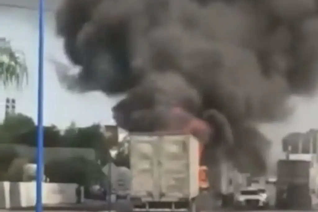 Imagen Tráiler se incendia en fila para cruzar a EU en Tamaulipas (video)