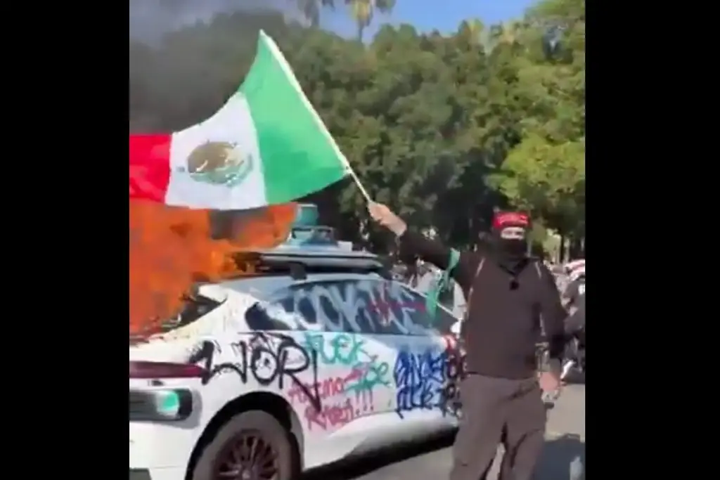 Imagen Encapuchado con bandera de México y brazalete y listón de Hamas en protestas de Los Angeles (+Video)