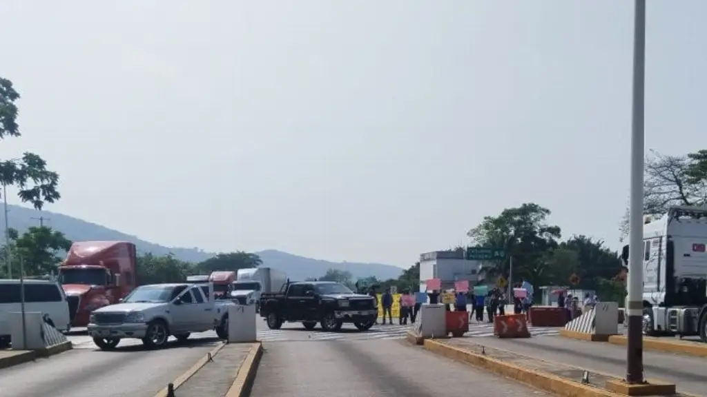 Imagen Bloquean carretera de Veracruz para exigir liberación de dos mujeres detenidas 