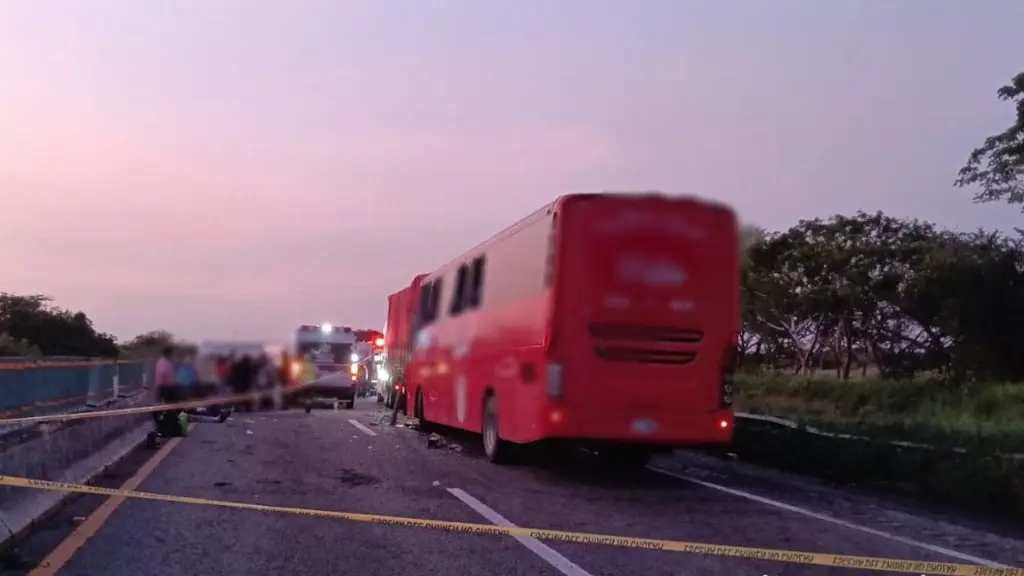 Imagen Larga fila por cierre de circulación por accidente en esta autopista de Veracruz