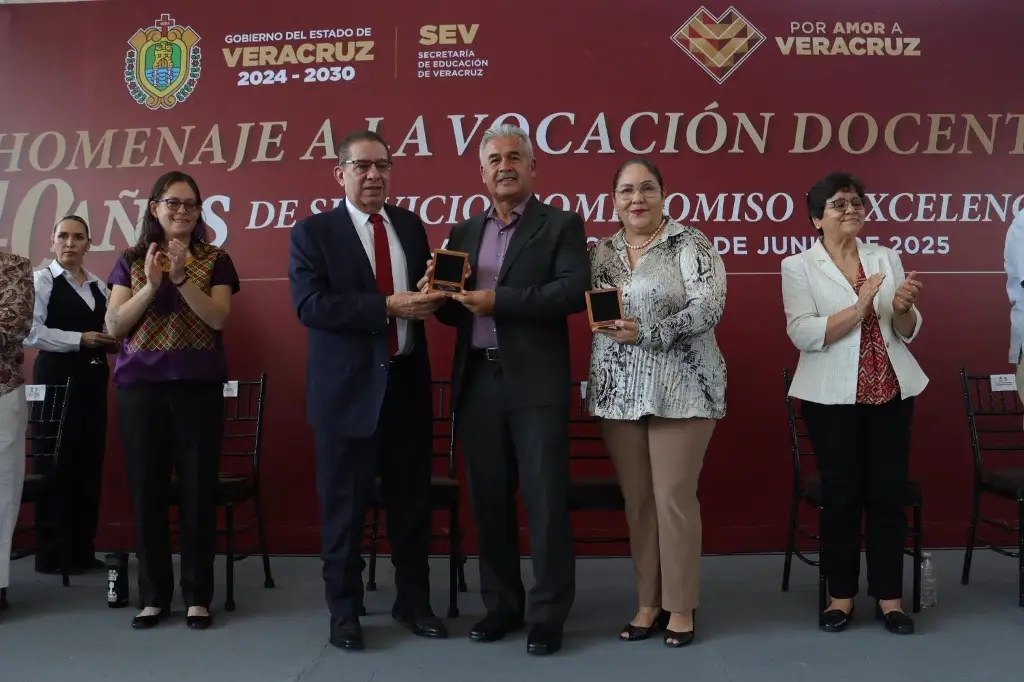 Imagen Entregan medallas a docentes con más de 40 años de servicio en Veracruz 