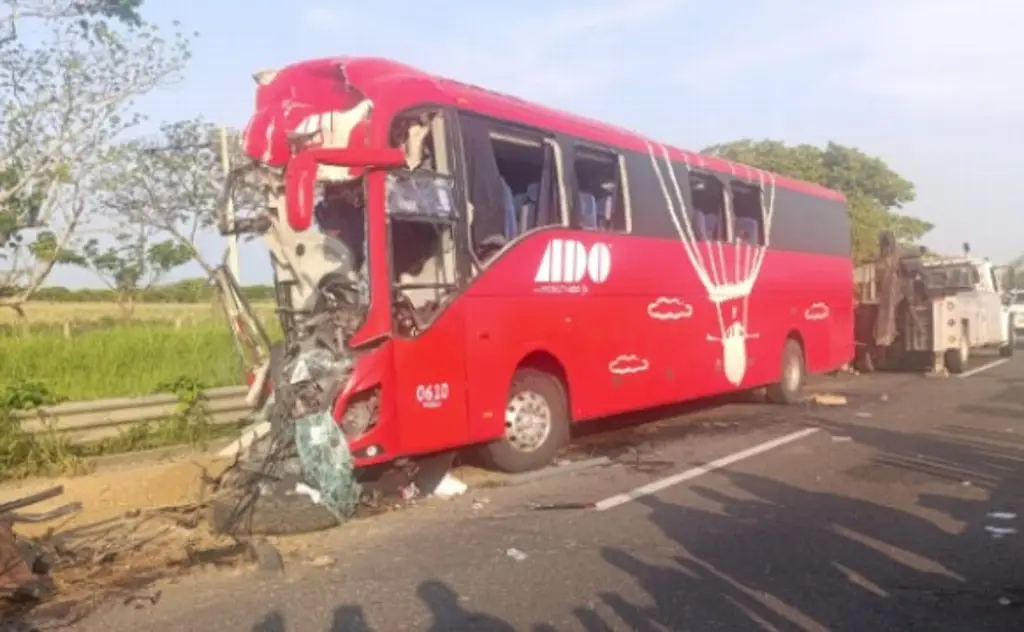 Imagen Sigue cierre por accidente de autobús que dejó 2 muertos y 20 heridos en autopista de Veracruz