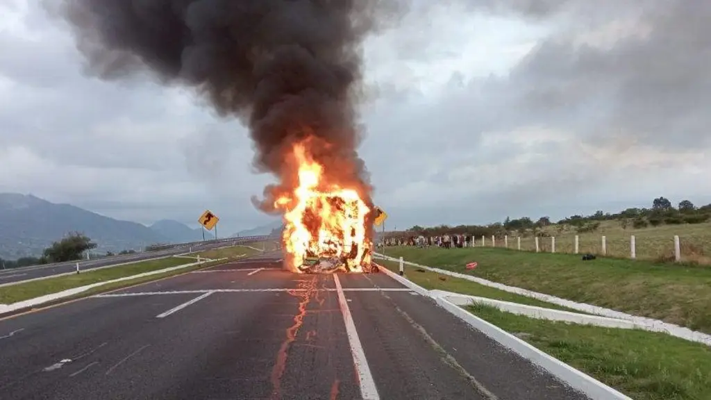 Imagen Se quema autobús de pasajeros que salió del puerto de Veracruz