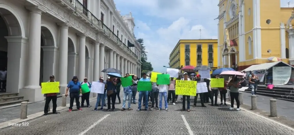 Imagen Exempleados del Seguro Popular exigen pago pendiente de 67 mdp; bloquean centro de Xalapa