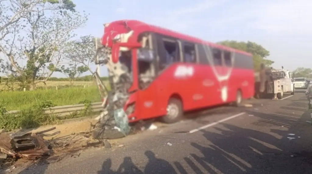 Imagen Publican lista de lesionados de accidente de autobús en autopista de Veracruz